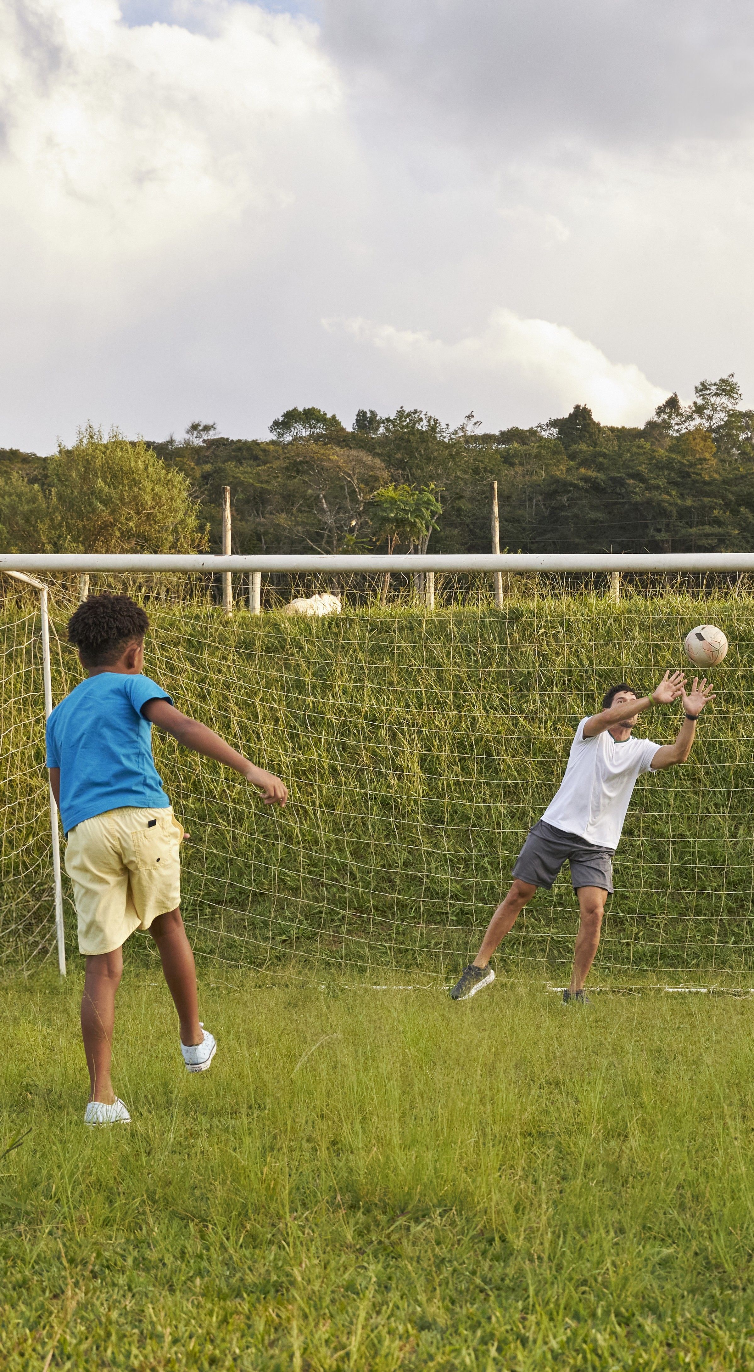 jogando futebol