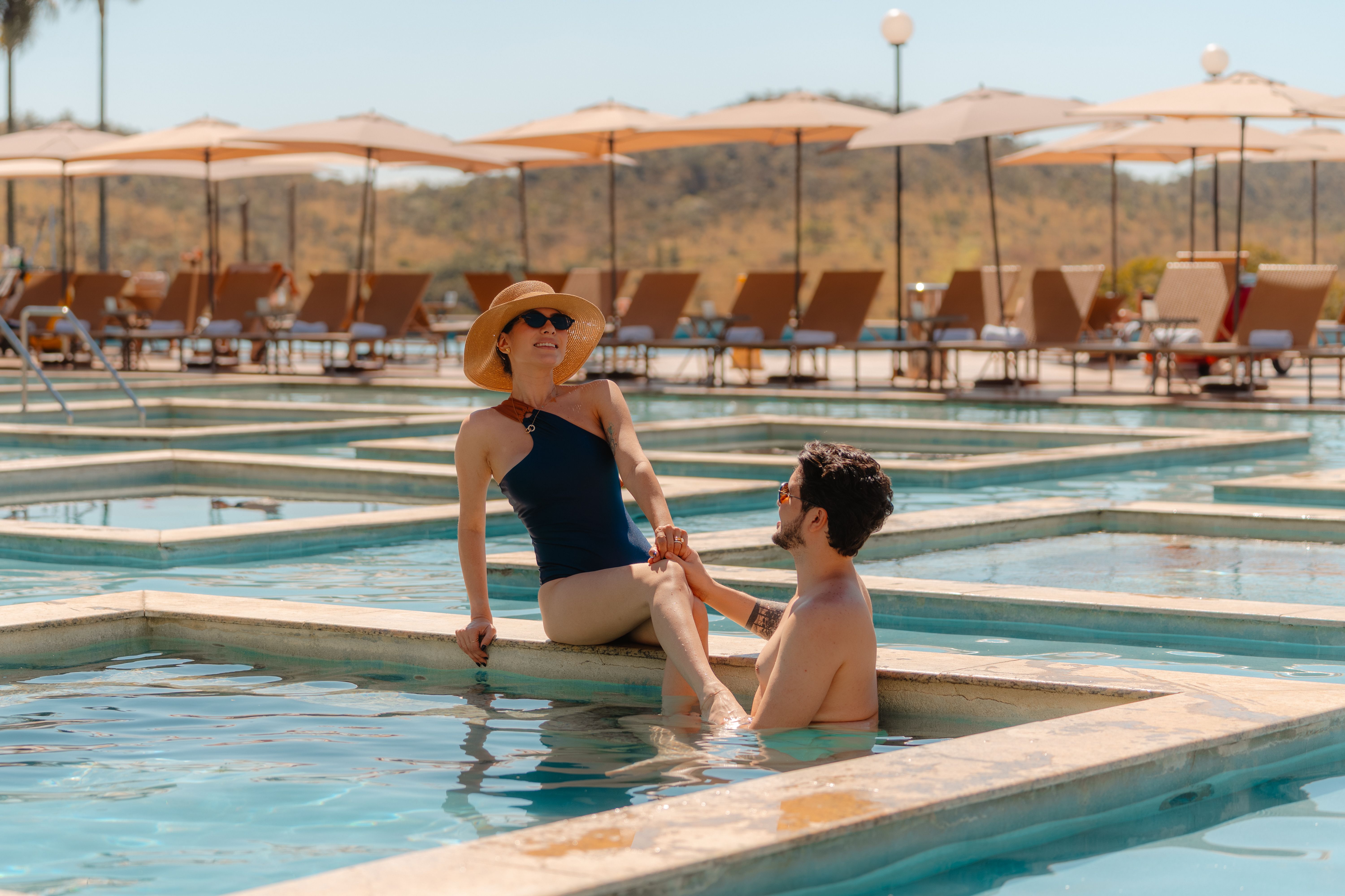 casal na jacuzzi ao ar livre