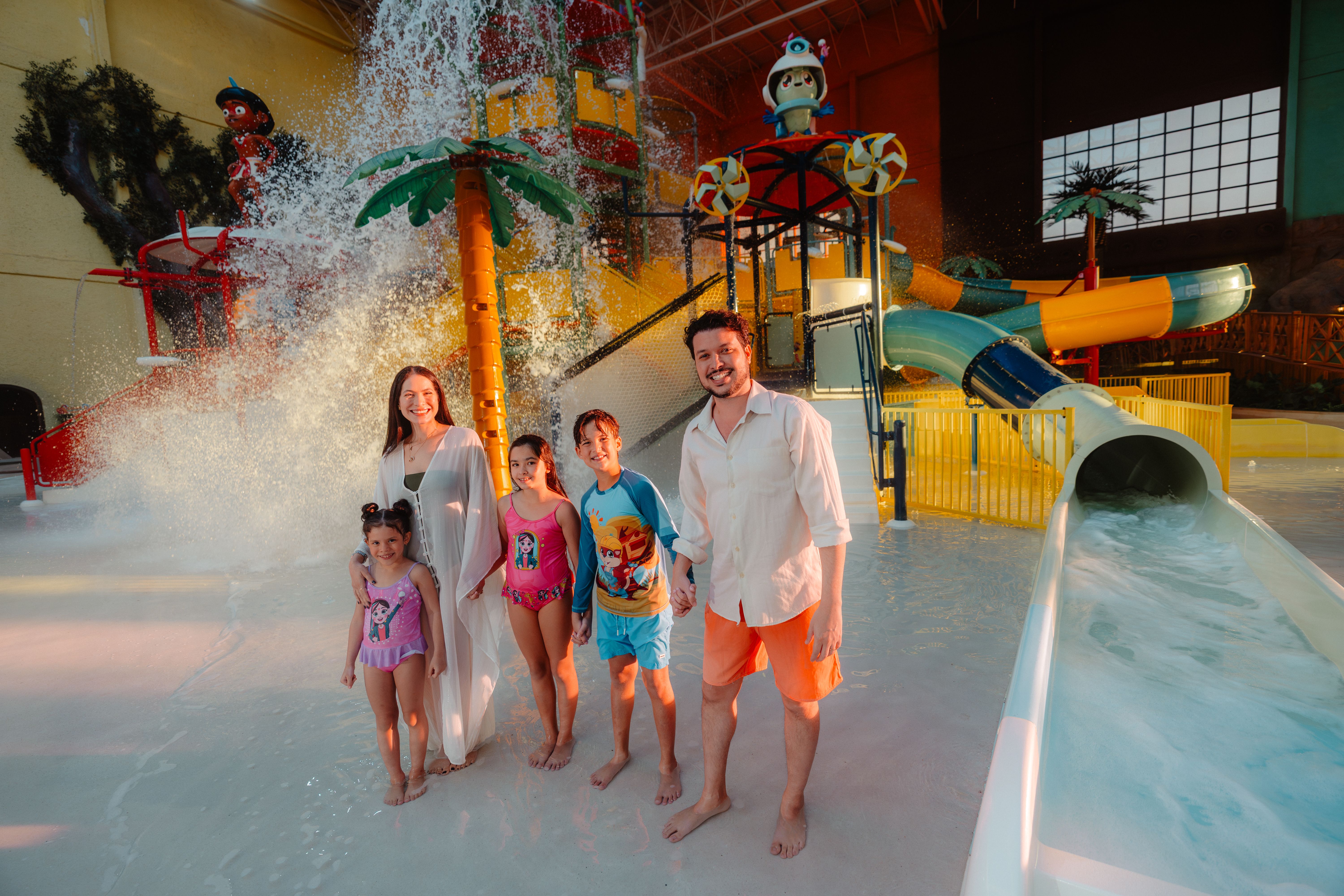 família no aquapark indoor