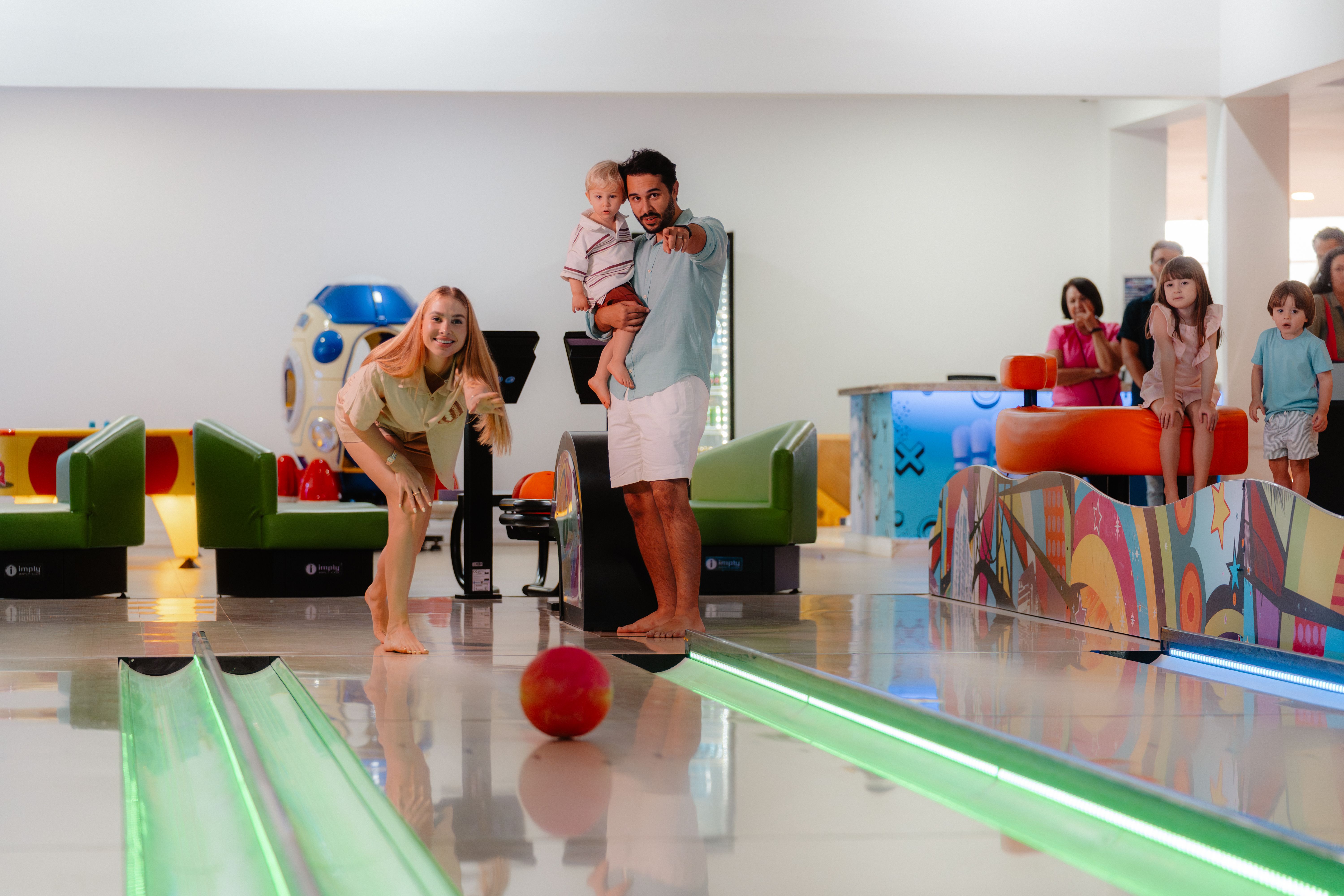 família jogando boliche